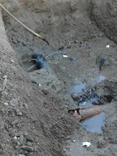 PAVIA. Il lavoro alla fognatura pubblica e privata di via Milazzo è concluso. Oggi si attende la chiusura del cantiere.