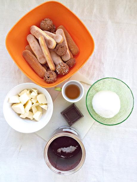 Salame al cioccolato con savoiardi, noci e amaretti (senza uova)