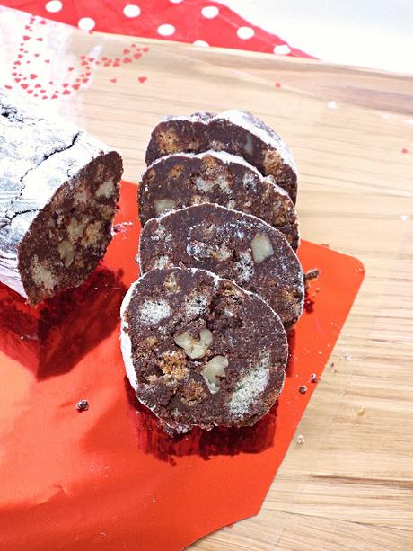 Salame al cioccolato con savoiardi, noci e amaretti (senza uova)