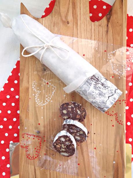 Salame al cioccolato con savoiardi, noci e amaretti (senza uova)