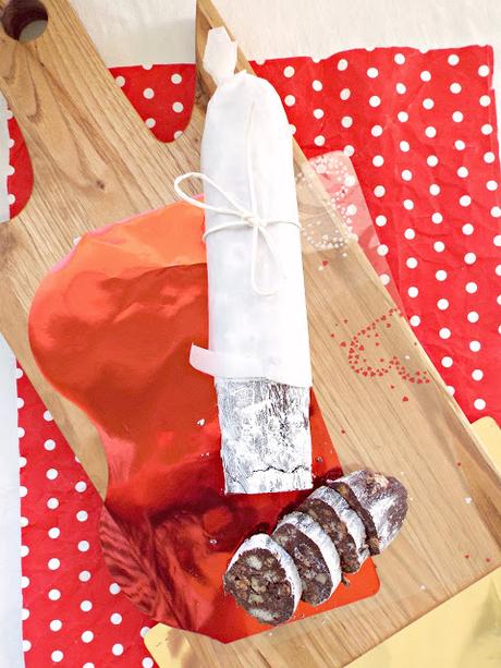 Salame al cioccolato con savoiardi, noci e amaretti (senza uova)