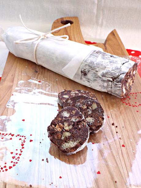 Salame al cioccolato con savoiardi, noci e amaretti (senza uova)