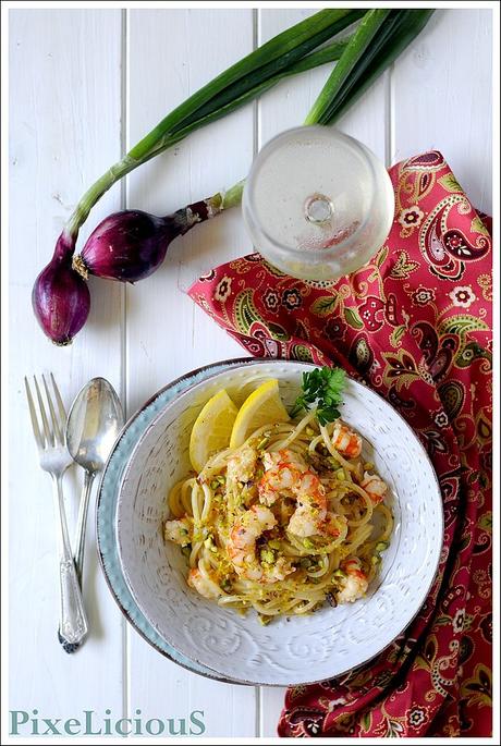 Spaghetti alla Chitarra con Gamberoni al Pompelmo Giallo, Cipolla di Tropea e Pistacchi