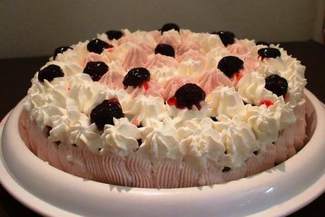 Torta Romantica Bianca e Rosa alle Amarene per San Valentino (senza coloranti)