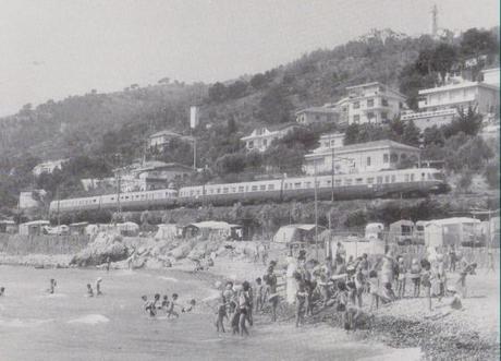 La ferrovia nel tratto di Andora (dove passa tutt'ora e dove, all'incirca, ha deragliato il treno poco tempo fa): impressionante, ma bellissimo allo stesso tempo