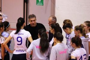 Le ragazze dell'Epikure Luino Volley durante un time-out insieme a coach Lisanti (facebook.com)