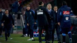 Un momento del diverbio tra gli allenatori di Napoli e Inter, Maurizio Sarri e Roberto Mancini, negli ultimi minuti della partita di Coppa Italia valida per i quarti di finale, vinta dall'Inter 2-0 al San Paolo di Napoli, 19 gennaio 2016. ANSA / PRIMA PAGINA