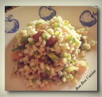 Fantasia d'orzo con funghi, gamberi e zucchine