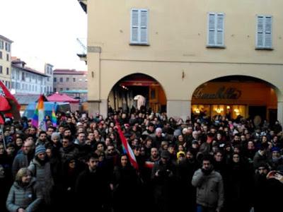 PAVIA. Tutti in piazza con la sveglia a dire sì alle unioni civili.