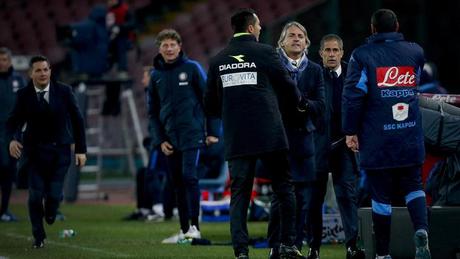 Un momento del diverbio tra gli allenatori di Napoli e Inter, Maurizio Sarri e Roberto Mancini, negli ultimi minuti della partita di Coppa Italia valida per i quarti di finale, vinta dall'Inter 2-0 al San Paolo di Napoli, 19 gennaio 2016. ANSA / PRIMA PAGINA