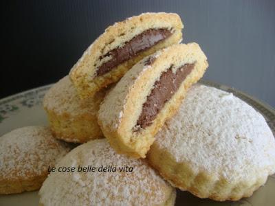 Biscotti ripieni con crema profumata al limone e mela