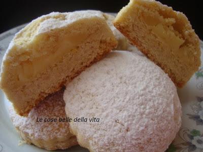 Biscotti ripieni con crema profumata al limone e mela