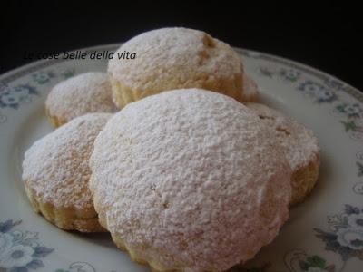 Biscotti ripieni con crema profumata al limone e mela