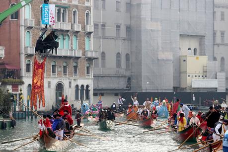 Carnevale di Venezia 2016: bagno di folla lungo il Canale di Cannaregio