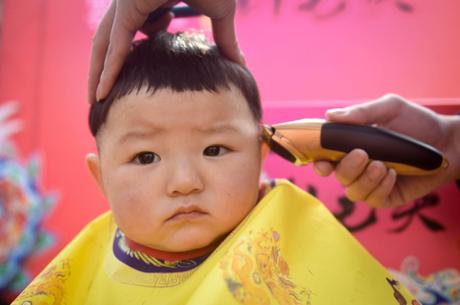 Come tagliare i capelli di un neonato