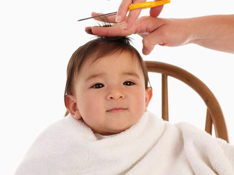 Quando tagliare i capelli di un neonato