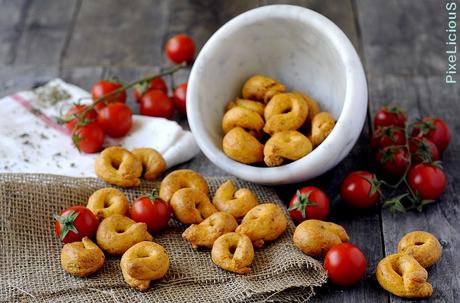 Taralli Pugliesi alla Pizzaiola (con Pomodoro, Parmigiano e Origano)