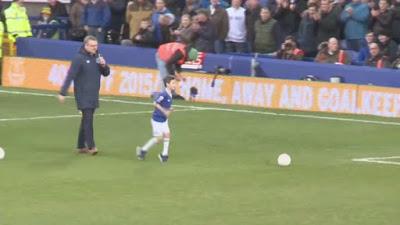 (VIDEO)L'Everton regala un momento magico a George, tifoso dei Toffees, affetto da una paralisi cerebrale.. #Respect