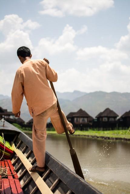 Ragazzo che usa i piedi per remare al lago Inle, in Myanmar.