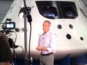 L'EX ASTRONAUTA ANDREW J. FEUSTEL DURANTE L'INTERVISTA