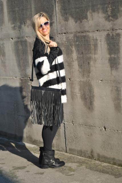 borsa con frange come abbinare una borsa con frange abbinamenti borsa con frange outfit borsa con frange fringed bag how to wear fringed bag how to combine ringed bag how to match fringed bag black fringed bag borsa nera con frange blonde girl blonde hair blondie outfit casual invernali outfit da giorno invernale outfit gennaio 2016 january  outfit january 2016 outfits casual winter outfit mariafelicia magno fashion blogger colorblock by felym fashion blog italiani fashion blogger italiane blog di moda blogger italiane di moda fashion blogger bergamo fashion blogger milano fashion bloggers italy italian fashion bloggers influencer italiane italian influencer 