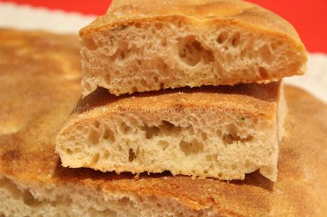 Focaccia con farina di ceci, rosmarino e lievito madre