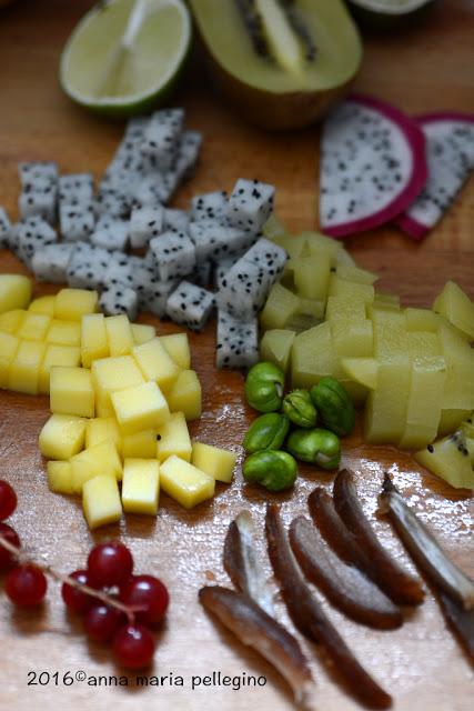 Zuppa dolce di frutta (e un po' di verdura) all'acqua di pomodoro e roccia di nocciola e vaniglia per l'Mtc #53. Perché niente è come appare.