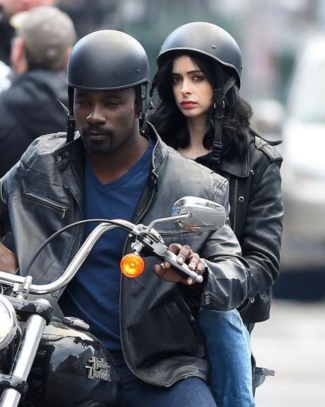 Sì, il bisteccone in moto è il mitico Luke Cage.