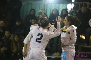 Il CLT festeggia il gol di Coppola del 2-1 sull'Angelana nel big match della serie C calcio a 5 femminile umbra