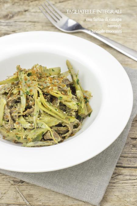 Tagliatelle integrali alla canapa con carciofi e briciole croccanti