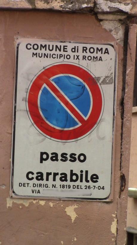 Roma è zeppa di passi carrabili fasulli. Vediamo come riconoscerli (e parcheggiarci davanti!)