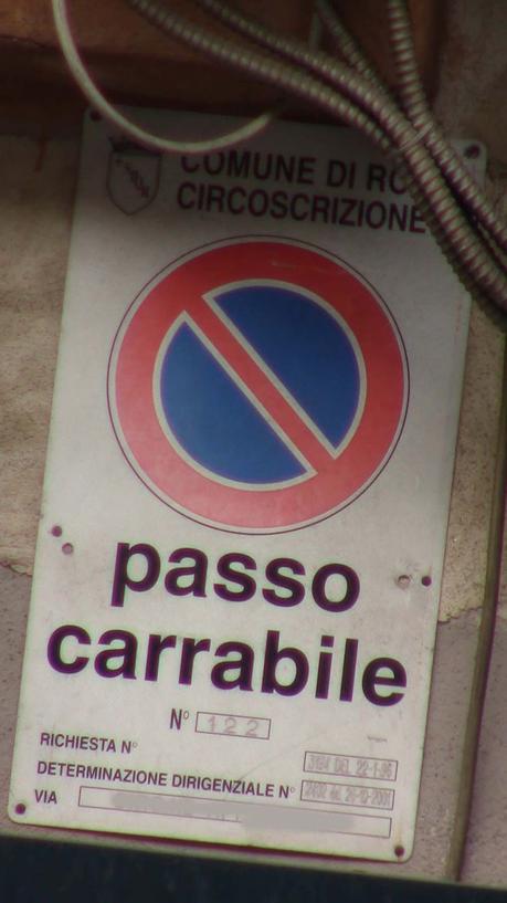Roma è zeppa di passi carrabili fasulli. Vediamo come riconoscerli (e parcheggiarci davanti!)