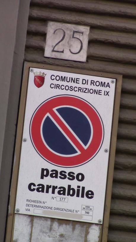 Roma è zeppa di passi carrabili fasulli. Vediamo come riconoscerli (e parcheggiarci davanti!)