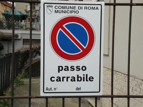 Roma è zeppa di passi carrabili fasulli. Vediamo come riconoscerli (e parcheggiarci davanti!)