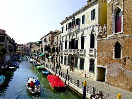 Il fascino del Carnevale di Venezia, cornice spumeggiante per eventi e incontri