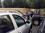 metto doppia fila blocco perché parcheggio sacro!". forse l'aria cambiando...