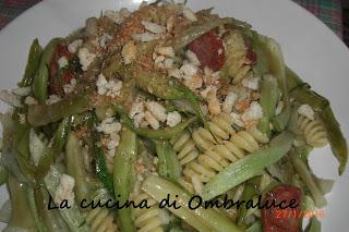 Fusilli con puntarelle e chip di salsiccia piccante