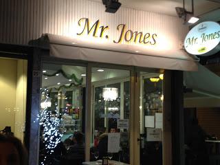 Mr Jones Risto Bar - Viale Vespucci 25 - Rimini - Tel.3318343222