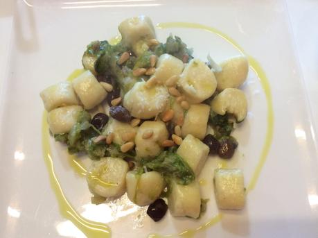 GNOCCHI DI RICOTTA CON SCAROLA OLIVE CAPPERI E PINOLI