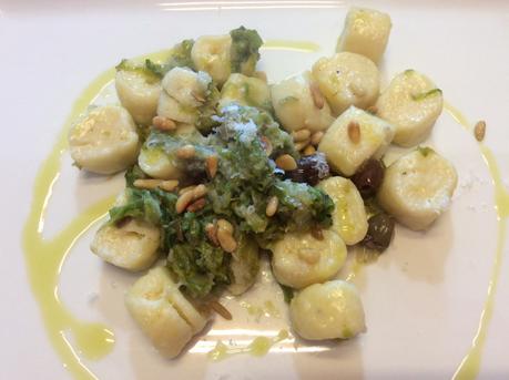 GNOCCHI DI RICOTTA CON SCAROLA OLIVE CAPPERI E PINOLI