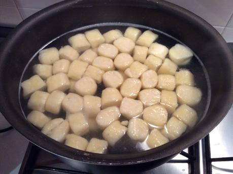 GNOCCHI DI RICOTTA CON SCAROLA OLIVE CAPPERI E PINOLI