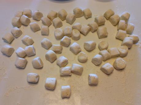 GNOCCHI DI RICOTTA CON SCAROLA OLIVE CAPPERI E PINOLI