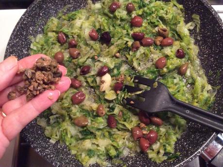 GNOCCHI DI RICOTTA CON SCAROLA OLIVE CAPPERI E PINOLI