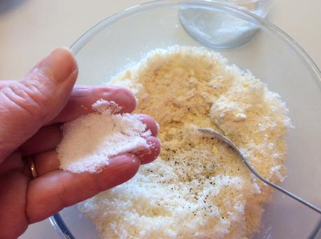 GNOCCHI DI RICOTTA CON SCAROLA OLIVE CAPPERI E PINOLI