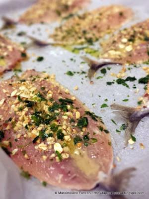Cucinare dell'ottimo pesce azzurro: sgombri al forno panati con nocciole, miele, erbette e rum