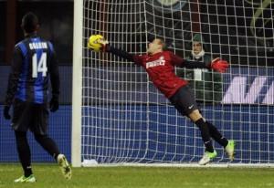 MILAN, ITALY - DECEMBER 18:  Rodrigo Palacio of FC Inter Milan (R) saves during the TIM Cup match between FC Internazionale Milano and Hellas Verona at San Siro Stadium on December 18, 2012 in Milan, Italy.  (Photo by Claudio Villa/Getty Images)