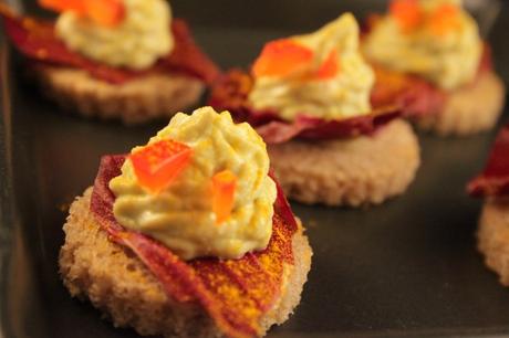 Canapè di pane di segale e piselli