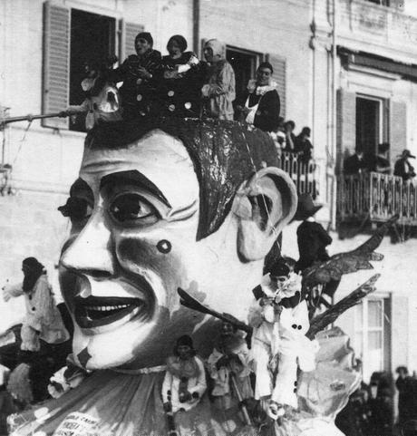 Carnevale  - 1925 - Il carro Lo spensierato - Foto tratta da Viareggio Ieri N.20 luglio 1991