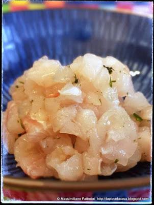 Una semplice e ottima ricetta con pesce crudo: tartare di branzino (spigola) con aneto e olio di nocciola
