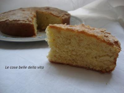 Torta aromatizzata al limone senza glutine e con mela grattugiata nell' impasto